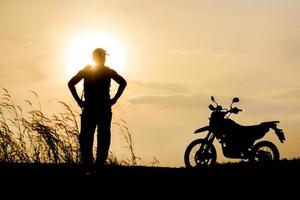 verschwommenes Objektiv, Motocross auf einem wunderschönen Lichtberg-unabhängigen Abenteuertourismuskonzept foto