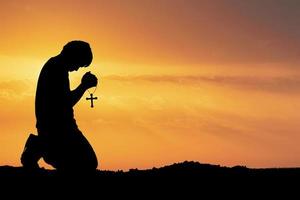mann betet um segnungen von gott. ein einsamer, untröstlicher, arbeitsloser und hoffnungsloser Mann. foto