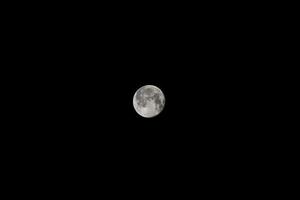 Vollmond am schwarzen Himmel foto