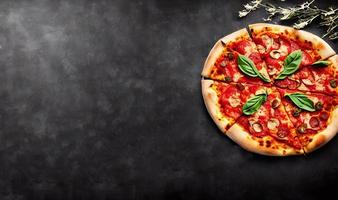 Pizza. Fast Food der traditionellen italienischen Küche. foto