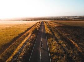 Luftaufnahme einer Person auf einem Skateboard bei Sonnenuntergang foto