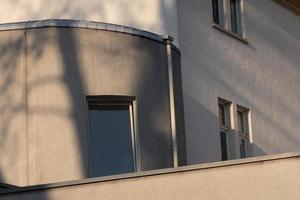 teil altbau mit fenstern in der morgensonne mit schatten foto