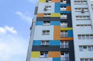 neues mehrstöckiges Wohngebäude und blauer Himmel foto