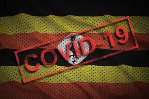 uganda-flagge und roter covid-19-stempel. Ausbruch des Coronavirus 2019-ncov foto