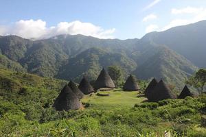 wae rebo dorf, wae rebo ist ein altes manggaraianisches dorf, das in der angenehmen, abgelegenen berglandschaft liegt. fühlt frische luft und sieht den schönen moment in flores, indonesien foto