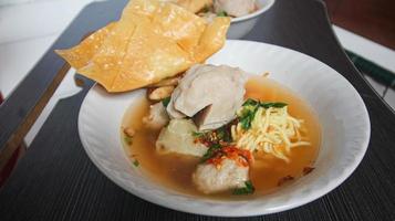 Bakso. indonesisches Rindfleischbällchen, serviert mit Nudeln und Tofu foto