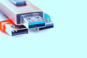 Detailansicht eines schwarzen USB-Sticks mit silberblauem Stecker. Foto auf weißem Hintergrund