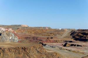 Blick auf die Bergbautätigkeit in Minas de Riotinto in Spanien. Apokalypse Landschaft. Bergbaudorf in Andalusien. Zerstörung der Erde. Störung der Natur. Gewinnung natürlicher Ressourcen aus der Erde. foto