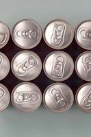 viele neue Aluminiumdosen von Soda-Softdrink- oder Energy-Drink-Behältern. Getränkeherstellungskonzept und Massenproduktion foto