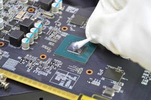 Bild eines Technikers, der den CPU-Chip reinigt. foto