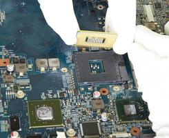 Bild eines Mechanikers, der Computer-Motherboard repariert, elektronische Motherboard-Reparatur foto