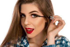 Closeup Portrait eines Mädchens mit einem Make-up-Pinsel für Peitsche in den Händen foto