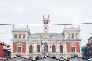 valladolid, spanien - 10. januar 2021 rathausgebäude zu weihnachten foto