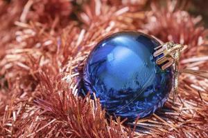 hellblaue weihnachtskugel zum schmücken des neujahrsbaums foto