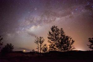 Die Milchstraße im sternenklaren Nachthimmel des Bundesstaates Northern Territory von Australien. Die Milchstraße ist eine vergitterte Spiralgalaxie mit einem Durchmesser von etwa hundert Lichtjahren. foto