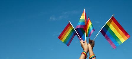 Blick nach oben auf die Regenbogenfahne, lgbt-Simbol, vor klarem blauem Himmel, weicher und selektiver Fokus, Konzept für die lgbt-Feier im Stolzmonat, Juni, auf der ganzen Welt, Kopierraum. foto