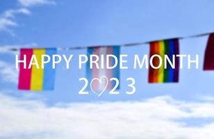 Zeichnung von Regenbogenfarben mit Texten "Happy Pride Month 2023", Konzept für Feierlichkeiten der lgbtqai-Community im Pride Month auf der ganzen Welt. foto