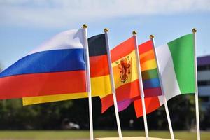 regenbogenfahne und nationalflaggen europäischer länder, weicher und selektiver fokus, konzept für lgbt-feiern und respektierung der geschlechtsvielfalt des menschen in europäischen ländern auf der ganzen welt.