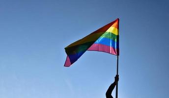 Blick nach oben auf die Regenbogenfahne, lgbt-Simbol, vor klarem blauem Himmel, weicher und selektiver Fokus, Konzept für die lgbt-Feier im Stolzmonat, Juni, auf der ganzen Welt, Kopierraum. foto