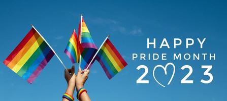 Zeichnung von Regenbogenfarben mit Texten "Happy Pride Month 2023", Konzept für Feierlichkeiten der lgbtqai-Community im Pride Month auf der ganzen Welt. foto