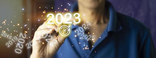 Das Konzept von Geschäftsleuten, die Geschäftsziele setzen, wird 2023 erfolgreich sein foto