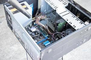 Reinigung eines staubigen Computers mit einem Gebläse. foto