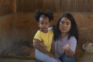 asiatisch-afroamerikanische familie ruht sich im urlaub aus, indem sie kinder in den zoo bringt foto