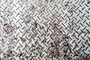 weiße Grunge-Malerei auf Metalldiamantplatten-Texturhintergrund. foto
