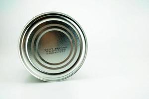 Mindesthaltbarkeitsdatum unter Lebensmitteldose auf weißem Studiohintergrund. foto
