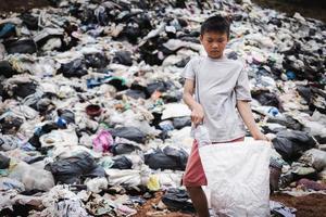 Kinderarbeit. Kinder werden gezwungen, Müll zu verarbeiten. arme kinder sammeln müll. Armut, Gewalt, Kinder- und Menschenhandelskonzept, Anti-Kinderarbeit, Tag der Rechte am 10. Dezember. foto