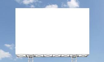 Plakatwand im Freien auf Hintergrund des blauen Himmels mit weißem Hintergrundspott oben. Beschneidungspfad foto
