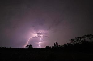 Blitz am Himmel in der Nacht foto