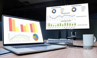 mock-up-diagramm-diashow-präsentation auf display-fernseher und laptop im tagungsraum foto