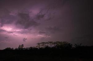 Blitz am Himmel in der Nacht foto