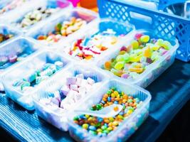 Süßigkeiten werden in Schachteln und kleinen Körben mit Geleebonbons in verschiedenen Farben verkauft. foto