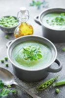 frische Gemüsesuppe aus grünen Erbsen foto