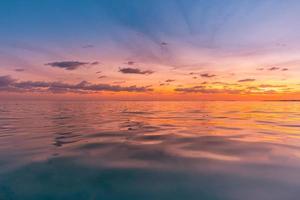 Nahaufnahme Meer Sandstrand. Panorama Strandlandschaft. inspirieren tropischen Strand Meerblick Horizont. orange und golden sonnenuntergang himmel ruhe ruhige entspannende sonnenlicht sommerstimmung. urlaub reisen urlaub banner foto