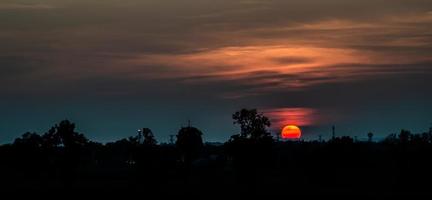 Waldsilhouette Sonnenuntergang orange Dämmerung Designvorlage Hintergrundbild Hintergrund foto