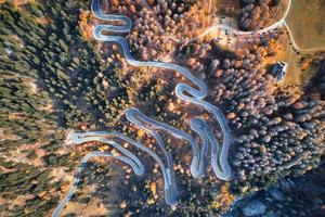 die Haarnadelkurven der Maloja-Passstraße in den Schweizer Alpen foto