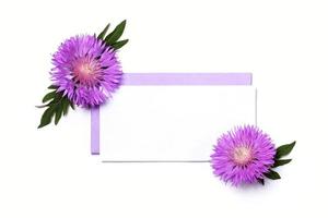 einladungs- oder grußkartenmodell mit leerem blatt und violetten distelblumen auf weißem hintergrund foto