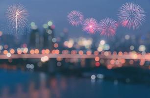 Buntes Feuerwerk auf verschwommenem Bokeh City Lights Hintergrund foto