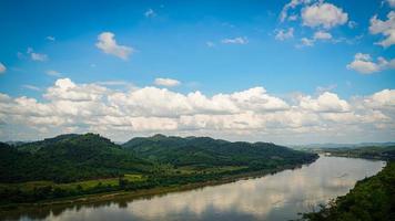 Berge und Himmel in der ruhigen Landschaft am Ufer des Mekong