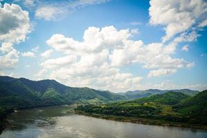 Berge und Himmel in der ruhigen Landschaft am Ufer des Mekong