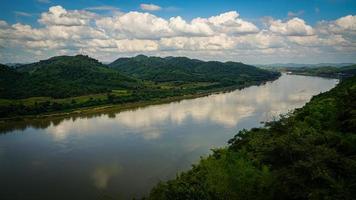 Berge und Himmel in der ruhigen Landschaft am Ufer des Mekong foto