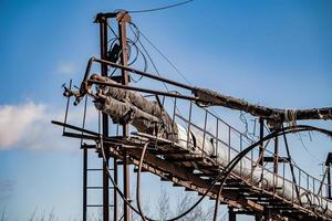 alte zerstörte Baustelle. rostige Gerüste und Baumaschinen. foto