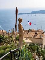 Eze, Frankreich, 2020 - Statue über der Stadt in Eze foto