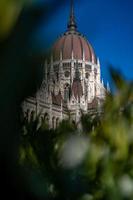 Budapest, Ungarn, 2020 - Ungarisches Parlament von Blättern versteckt foto