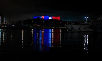 antibes, frankreich, 2020 - französische farben auf fort carre bei nacht foto