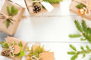 Packen Sie ein Geschenk für Weihnachten und Neujahr umweltfreundlich ein foto