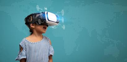 Das kleine asiatische Mädchen mit Virtual-Reality-Headset ist aufregend für neue Erfahrungen. konzept der 3d-gadget-technologie und des virtuellen world-gadget-spiels und der online-bildung in der zukunft foto